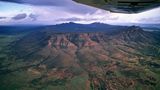 Das natürliche Amphitheater von Südaustralien: Der Wilpena Pound ist kein Krater vulkanischen Ursprungs, sondern ein 500 Millionen Jahre altes, kreisrundes Gebirgsmassiv. Am Fuße der Berge wurden bis zu 48.000 Jahre alte Felszeichnungen der Ureinwohner gefunden.