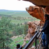 Vor Vandalen hinter einem Metallzaun geschützt: Die Felszeichnungen der Yourambulla Caves entstanden mit Kohle und Erdfarben und gehören zu den wenigen, die der Öffentlichkeit zugänglich sind.