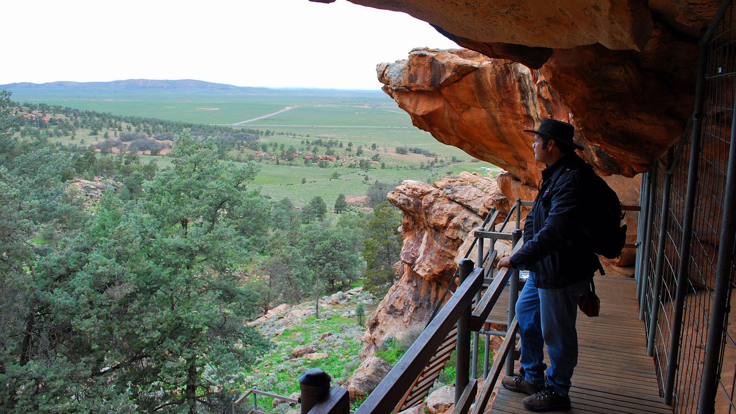 Vor Vandalen hinter einem Metallzaun geschützt: Die Felszeichnungen der Yourambulla Caves entstanden mit Kohle und Erdfarben und gehören zu den wenigen, die der Öffentlichkeit zugänglich sind.