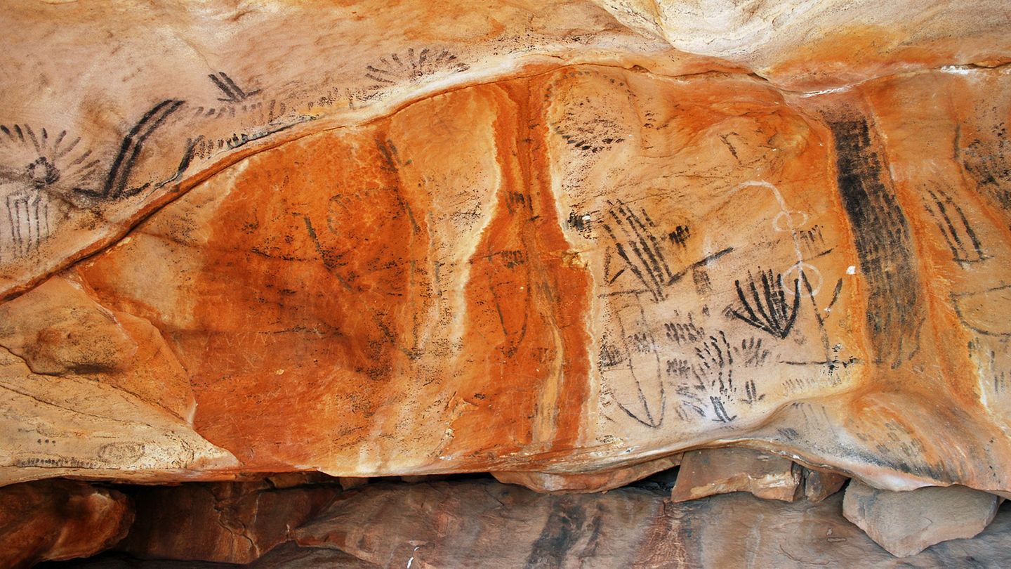 "Diese Zeichnungen sind unsere Enzyklopädie", sagt Haydyn Bromley. Seit 28.000 Jahre wurden in den Nischen Rituale abgehalten, und er erklärt die Geschichte und Bedeutungen der Zeichnungen seiner Vorfahren in den Yourambulla Caves.
