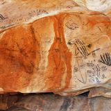 "Diese Zeichnungen sind unsere Enzyklopädie", sagt Haydyn Bromley. Seit 28.000 Jahre wurden in den Nischen Rituale abgehalten, und er erklärt die Geschichte und Bedeutungen der Zeichnungen seiner Vorfahren in den Yourambulla Caves.