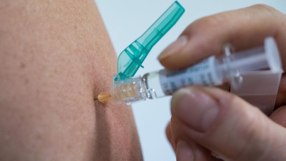 Impfpflicht: Person erhält Impfung