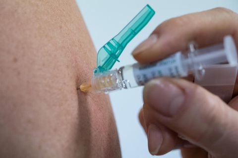 Impfpflicht: Person erhält Impfung