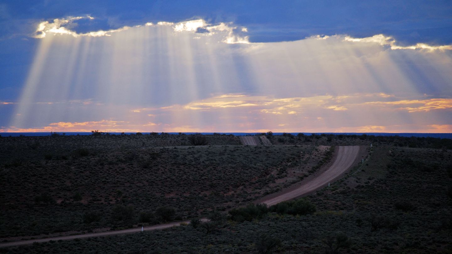 Regenschauer und Weite am Horizont nach der Enge der Schlucht: Die Brachina Gorge ermöglicht eine geologische Zeitreise durch die Erdgeschichte, denn die Steine am Beginn der Schlucht zwischen Wilpena und Bliman sind 650 und am Ende "nur" noch 500 Millionen alt.