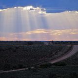 Regenschauer und Weite am Horizont nach der Enge der Schlucht: Die Brachina Gorge ermöglicht eine geologische Zeitreise durch die Erdgeschichte, denn die Steine am Beginn der Schlucht zwischen Wilpena und Bliman sind 650 und am Ende "nur" noch 500 Millionen alt.