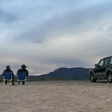 Wasser und Wind haben seit Jahrmillionen die Landschaft in der Flinders Ranges modelliert, und seit Jahrtausenden geben sich die Ureinwohner ihre Version von Erschaffung der Welt von Generation zu Generation weiter. Beim Warten auf den Sonnenuntergang erzählt Haydyn die Traumzeit-Geschichte von Urrakurlie, Wakarla and Wildu - den Mythos vom Adler und der Krähe.