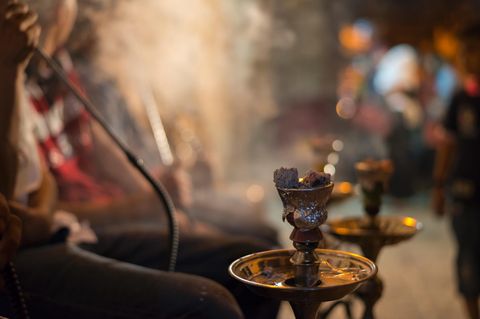 Männer rauchen Shisha