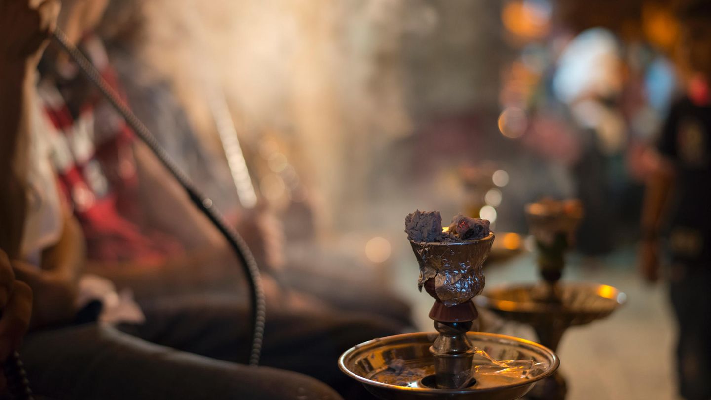 Männer rauchen Shisha