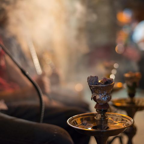 Männer rauchen Shisha