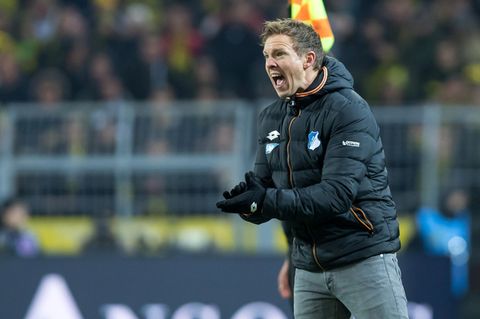 Julian Nagelsmann schreit der Mannschaft vom TSG 1899 Hoffenheim Anweisungen zu