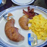 Rührei aus dem Brickpack  "Das Rührei nicht zu empfehlen. Schmeckte nach Karton und nicht nach Ei. Das beste waren noch die halbwarmen Eier. Wurst und Käse das war ok. Aber jeden Tag das gleiche. Wirklich. Einmal gab es Lachs", sagt Userin Barbara.