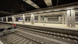 Insgesamt verlaufen sechs Gleise für den S-Bahnverkehr, die Regional- und Fernbahn. Seit der Fertigstellung des Bahnhofs Flughafen Berlin Brandenburg 2011 wurden knapp zehn Jahre lang nur Ausbildungsfahrten und regelmäßige "Entlüftungsfahrten" unternommen, um eine Schimmelbildung zu vermeiden.