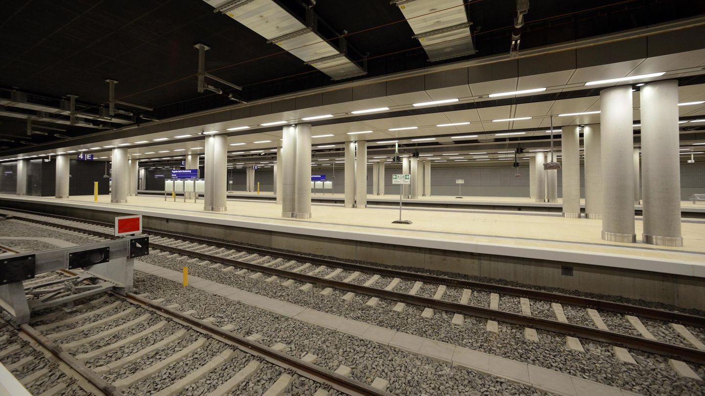 Insgesamt verlaufen sechs Gleise für den S-Bahnverkehr, die Regional- und Fernbahn. Seit der Fertigstellung des Bahnhofs Flughafen Berlin Brandenburg 2011 wurden knapp zehn Jahre lang nur Ausbildungsfahrten und regelmäßige "Entlüftungsfahrten" unternommen, um eine Schimmelbildung zu vermeiden.
