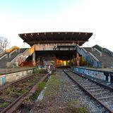 Dieser Geisterbahnhof steht unter Denkmalschutz: der S-Bahnhof Olympiastadion im Münchner Norden. Er wurde im Rahmen der Olympischen Sommerspiele 1972 errichtet und nach einem Unfall mit spielenden Kindern 1988 stillgelegt. Demnächst soll die Strecke, die parallel zur Landshuter Allee führt, nach dem Vorbild des High Line Park in Manhattan wiederbelebt werden.