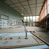 In den 1950er Jahren als DDR-Außenring um Westberlin gebaut, hatte der Bahnhof Potsdam-Pirschheide ab 1960 ein immenses Verkehrsaufkommen bis zur Wiedervereinigung zu bewältigen. 1999 wurden die Außenringbahnsteige geschlossen. Die Schienen sind längst demontiert, nur noch zwei Gleise zwischen den Bahnsteigen werden noch von durchfahrenden Regionalzügen genutzt. 