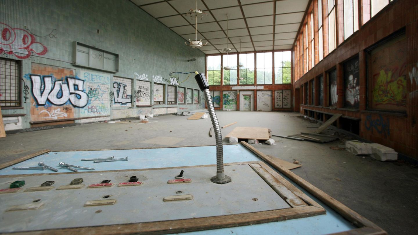 In den 1950er Jahren als DDR-Außenring um Westberlin gebaut, hatte der Bahnhof Potsdam-Pirschheide ab 1960 ein immenses Verkehrsaufkommen bis zur Wiedervereinigung zu bewältigen. 1999 wurden die Außenringbahnsteige geschlossen. Die Schienen sind längst demontiert, nur noch zwei Gleise zwischen den Bahnsteigen werden noch von durchfahrenden Regionalzügen genutzt. 