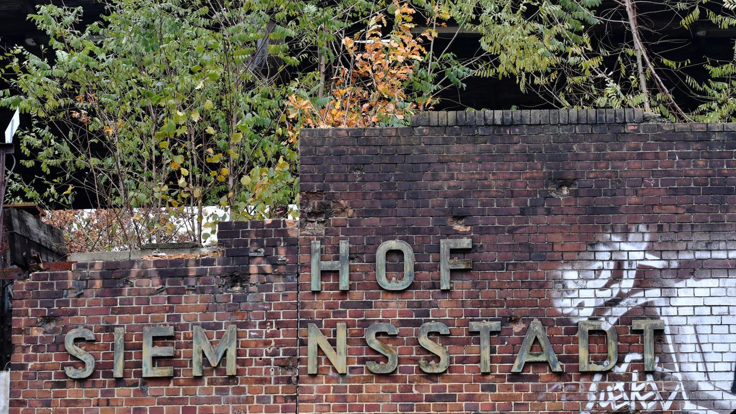 Ein weiterer Geisterbahnhof liegt mitten in Berlin: der Bahnhof Siemensstadt im Bezirk Spandau. Als er 1929 eröffnet wurde, war er für die damals 90.000 Beschäftigten der Firma Siemens gedacht. Nach dem Zweiten Weltkrieg gingen Gleise als Reparationsleistung in die Sowjetunion. 