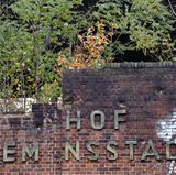 Ein weiterer Geisterbahnhof liegt mitten in Berlin: der Bahnhof Siemensstadt im Bezirk Spandau. Als er 1929 eröffnet wurde, war er für die damals 90.000 Beschäftigten der Firma Siemens gedacht. Nach dem Zweiten Weltkrieg gingen Gleise als Reparationsleistung in die Sowjetunion. 