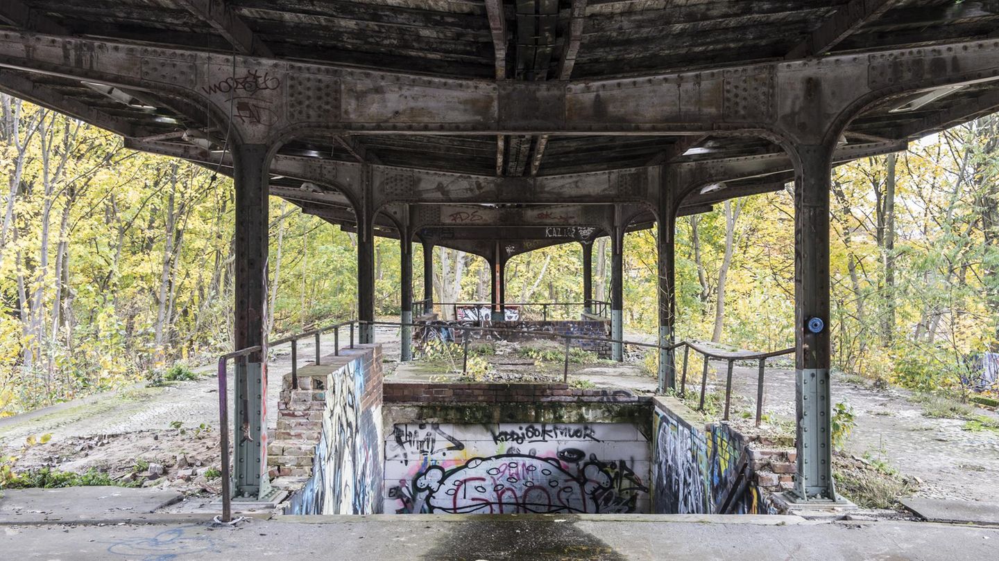 1955 wurde der Bahnhof Siemensstadt durch die S-Bahn, die von der Deutschen Reichsbahn betrieben wurde, wieder an das S-Bahnnetz angeschlossen. Doch mit dem Reichsbahnerstreik kam 1980 das Ende - seitdem verfällt der Bahnhof.