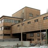 Seit Jahren wartet der Postbahnhof Leipzig auf eine neue Nutzung. Neben der Bahnsteighalle gehören weitere Hallen, Bürogebäude und Freiflächen zu dem insgesamt 100.000 Quadratmeter großen Gelände. Zu DDR-Zeiten fertigten hier mehr als 1000 Mitarbeiter täglich 100 Bahnpostwagen mit 80.000 Paketen und 50.000 Päckchen ab. 