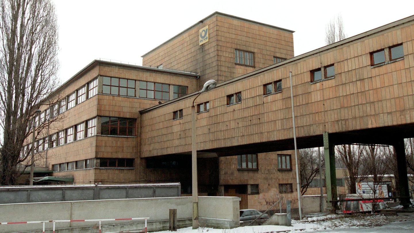 Seit Jahren wartet der Postbahnhof Leipzig auf eine neue Nutzung. Neben der Bahnsteighalle gehören weitere Hallen, Bürogebäude und Freiflächen zu dem insgesamt 100.000 Quadratmeter großen Gelände. Zu DDR-Zeiten fertigten hier mehr als 1000 Mitarbeiter täglich 100 Bahnpostwagen mit 80.000 Paketen und 50.000 Päckchen ab. 