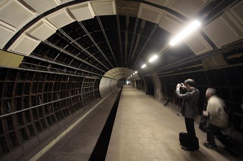 Ein Teil des U-Bahnhofs Hauptbahnhof Nord in Hamburg wurde nie Betrieb genommen. Zwei der vier im Jahre 1968 fertiggestellten Tunnelröhren blieben ohne Gleise. Sie waren für eine U-Bahnlinie von Winterhude nach Lurup gedacht, deren Bau vom Senat aus finanziellen Gründen schon in den 70er Jahren gekippt wurde.