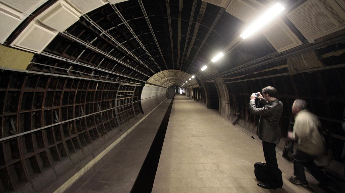 Ein Teil des U-Bahnhofs Hauptbahnhof Nord in Hamburg wurde nie Betrieb genommen. Zwei der vier im Jahre 1968 fertiggestellten Tunnelröhren blieben ohne Gleise. Sie waren für eine U-Bahnlinie von Winterhude nach Lurup gedacht, deren Bau vom Senat aus finanziellen Gründen schon in den 70er Jahren gekippt wurde.