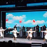 Theater mit dem Theater  "Im Theater haben wir öfters keinen Platz gefunden, viel zu klein. Die Gäste ab der zweiten Reihe sehen nicht nach vorne, da alle Gäste auf gleicher Höhe sitzen und direkt hinter einander.", schreibt Userin Brigitte. "Die Bühne ist nicht erhöht (auf der Höhe der Zuschauer). Das Abendprogramm war eintönig und nur 3. klassig. Oft nur Einzelartisten oder aber Laiendarsteller."