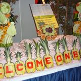 Speisen ohne Atmosphäre  "Selbstbedienung: ein großer Saal mit niedriger Decke, Tische - Stühle dicht an dicht. Da einen Platz zu finden, Geduldsprobe. Sehr laut und chaotisch. Kleiderordnung gleich NULL. Kümmerte sich sowieso keiner drum.", schreibt User Georg."Teller leer - weg war er, mal kurz neuen Gang holen - Platz weg, Klappschild auf dem Tisch - salopp gesagt: biste fertig, steh auf, hinter Dir warten andere. Atmosphäre gleich NULL."