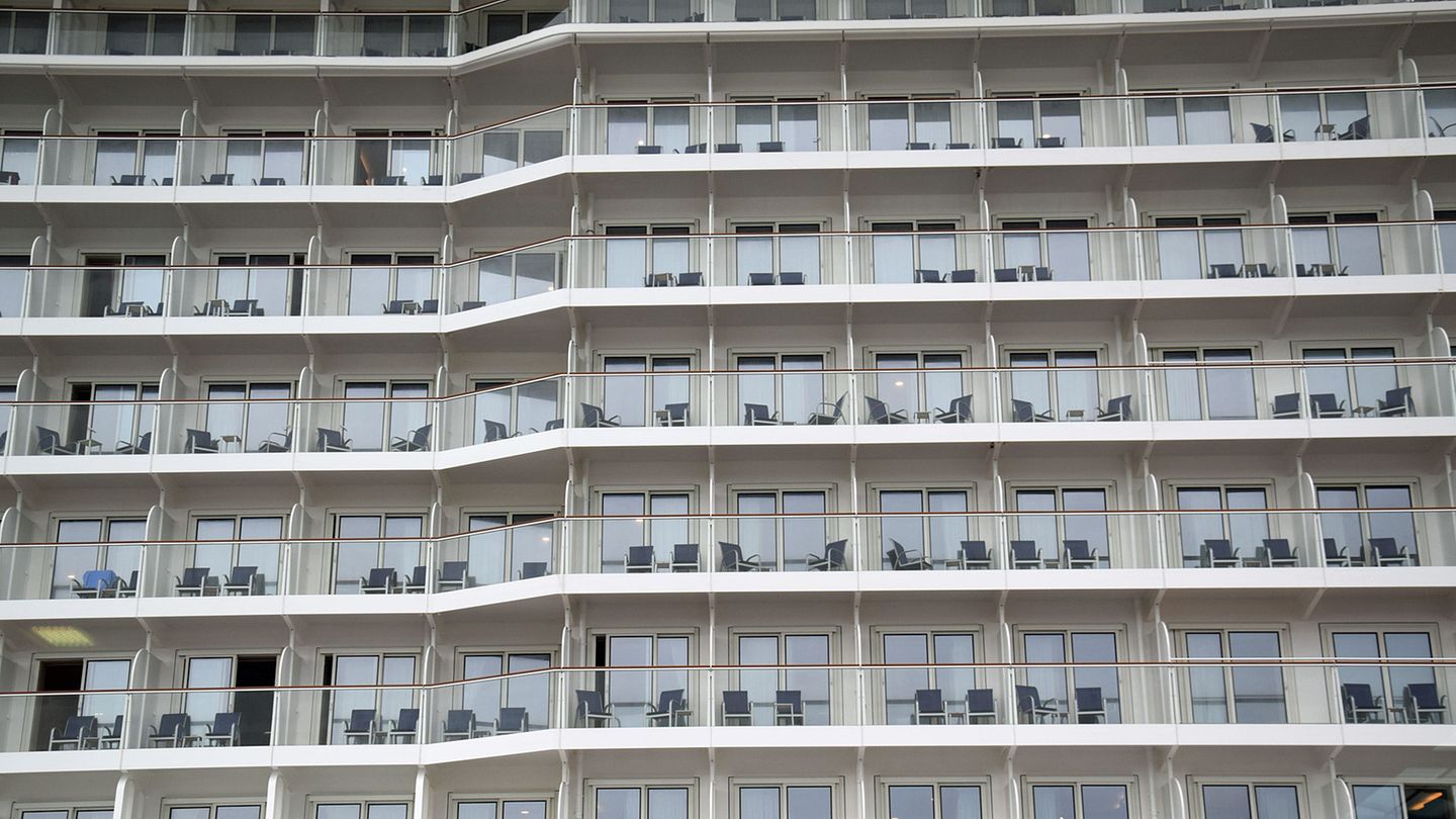 Schwimmender Plattenbau  "Liegender Wolkenkratzer, Größenproblem organisatorisch jedoch zunächst erfolgreich gemeistert: Kurzer Check-In, kein Warten vor den Aufzügen (17 Stockwerke!), Hin und wieder - aber vertretbare - Wartezeiten vor dem Hauptrestaurant", schreibt User Michael. "Größe hat aber doch Nachteile: Entfernte Liegeplätze in Barcelona, Palma de Mallorca, Marseille. Statt in drei Minuten eine Haltestelle der Mallorca-City-Tour Busse zu erreichen kann das dann zu einem 40-minütigen Horror-Walk in praller Sonne durch ausgedehnte Hafenanlagen und entlang einer Umgehungs-Autobahn führen, weil dummerweise ein militärisches Sperrgebiet umgangen werden muss."