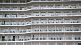 Schwimmender Plattenbau  "Liegender Wolkenkratzer, Größenproblem organisatorisch jedoch zunächst erfolgreich gemeistert: Kurzer Check-In, kein Warten vor den Aufzügen (17 Stockwerke!), Hin und wieder - aber vertretbare - Wartezeiten vor dem Hauptrestaurant", schreibt User Michael. "Größe hat aber doch Nachteile: Entfernte Liegeplätze in Barcelona, Palma de Mallorca, Marseille. Statt in drei Minuten eine Haltestelle der Mallorca-City-Tour Busse zu erreichen kann das dann zu einem 40-minütigen Horror-Walk in praller Sonne durch ausgedehnte Hafenanlagen und entlang einer Umgehungs-Autobahn führen, weil dummerweise ein militärisches Sperrgebiet umgangen werden muss."