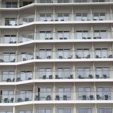 Schwimmender Plattenbau  "Liegender Wolkenkratzer, Größenproblem organisatorisch jedoch zunächst erfolgreich gemeistert: Kurzer Check-In, kein Warten vor den Aufzügen (17 Stockwerke!), Hin und wieder - aber vertretbare - Wartezeiten vor dem Hauptrestaurant", schreibt User Michael. "Größe hat aber doch Nachteile: Entfernte Liegeplätze in Barcelona, Palma de Mallorca, Marseille. Statt in drei Minuten eine Haltestelle der Mallorca-City-Tour Busse zu erreichen kann das dann zu einem 40-minütigen Horror-Walk in praller Sonne durch ausgedehnte Hafenanlagen und entlang einer Umgehungs-Autobahn führen, weil dummerweise ein militärisches Sperrgebiet umgangen werden muss."