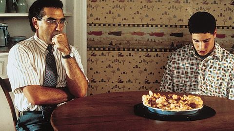 Film "American Pie": Jim und sein Vater sitzen am Tisch, auf dem ein Apfelkuchen steht