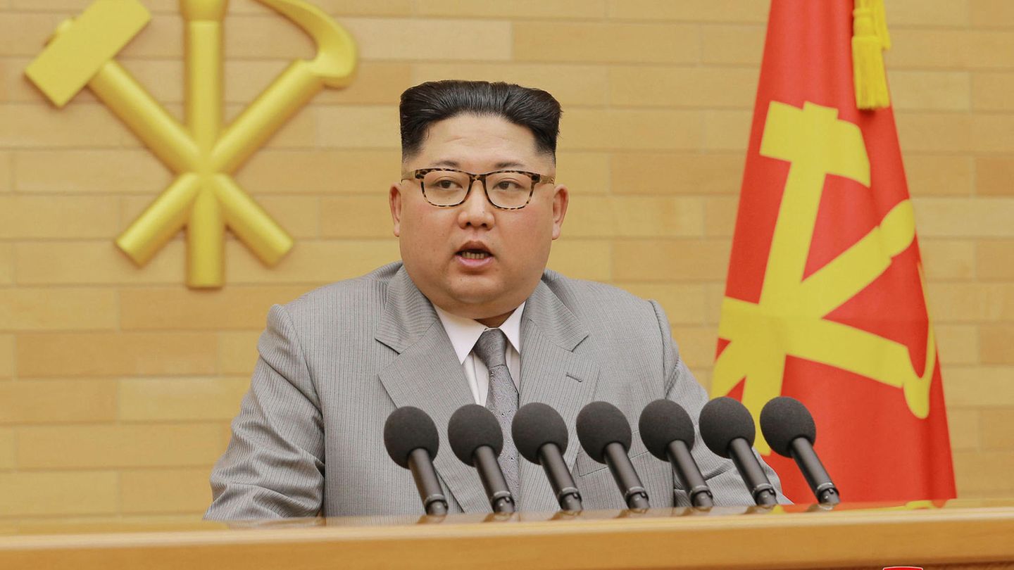 Kim Jong Un im grauen Anzug