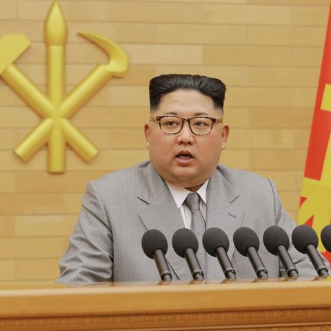 Kim Jong Un im grauen Anzug