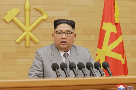 Kim Jong Un im grauen Anzug
