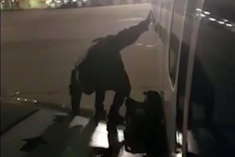 Im Gegenlicht ist zu sehen, wie ein Passagier ansetzt, von der Tragfläche eines Flugzeuges zu springen