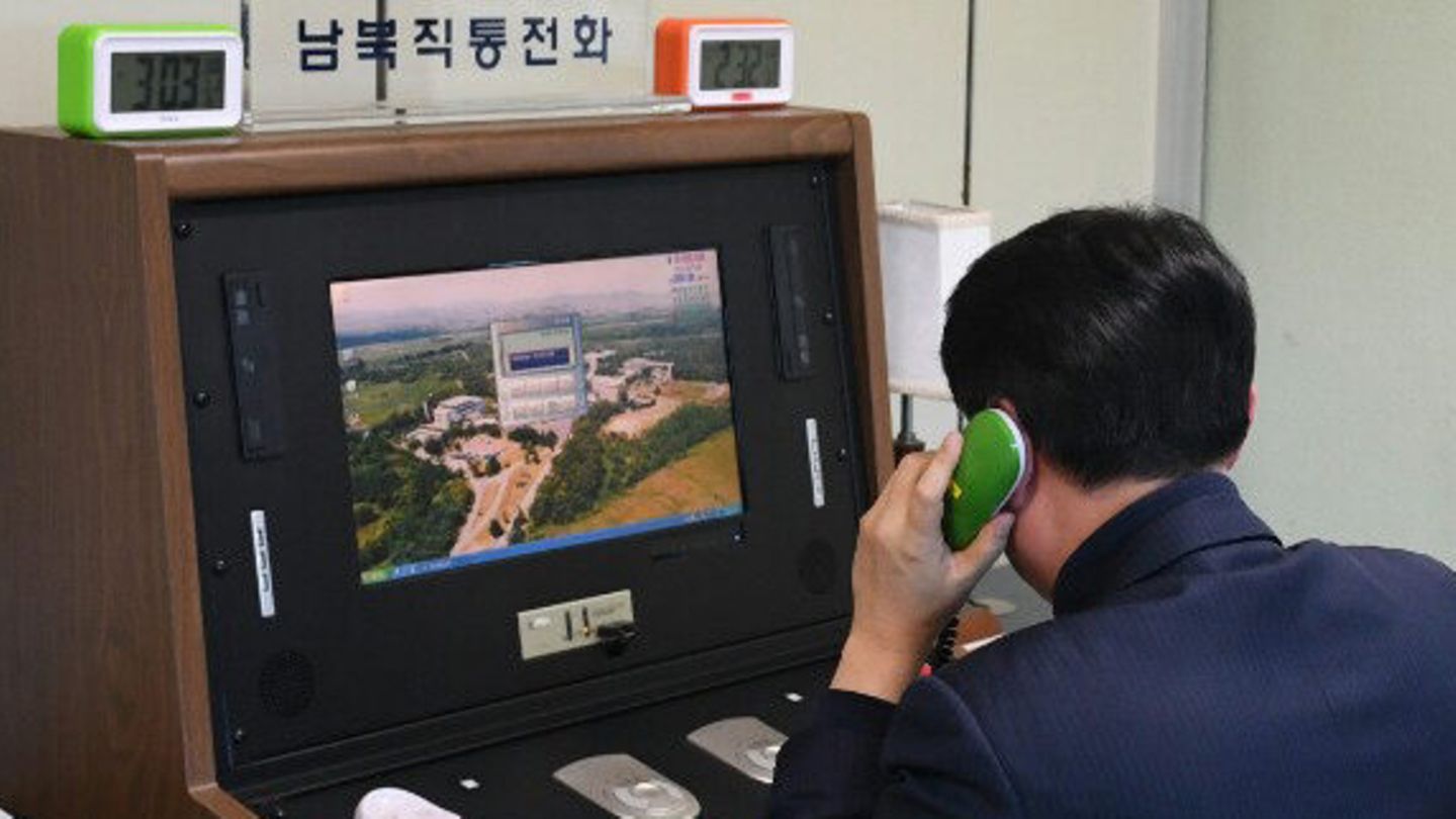 Ein südkoreanischer Regierungsbeamter prüft die Kommunikationsleitung nach Nordkorea