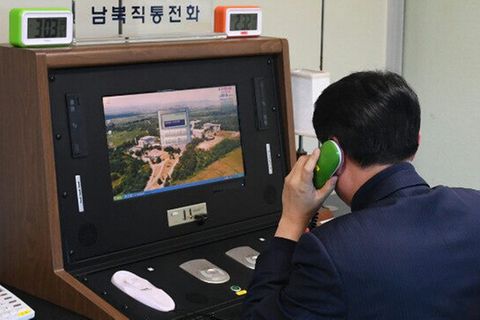 Ein südkoreanischer Regierungsbeamter prüft die Kommunikationsleitung nach Nordkorea