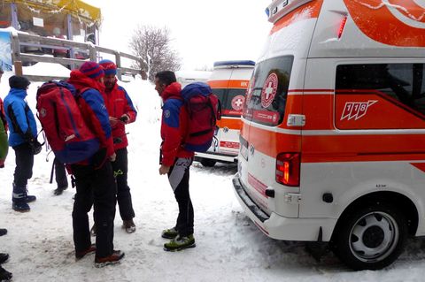 Rettungskräfte beraten sich in St. Valentin in Südtirol (Italien)