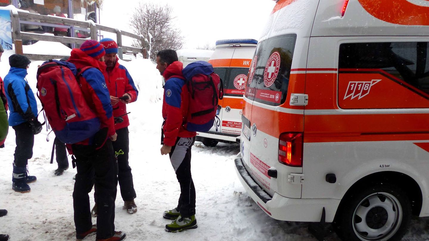 Rettungskräfte beraten sich in St. Valentin in Südtirol (Italien)