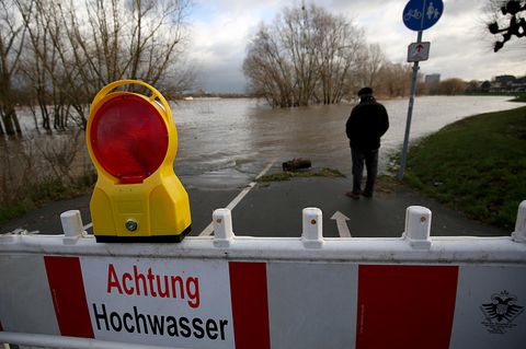 Rhein-Hochwasser in Köln nach Abflauen des Sturms Burglind