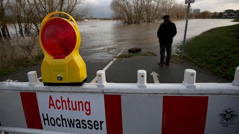 Rhein-Hochwasser in Köln nach Abflauen des Sturms Burglind