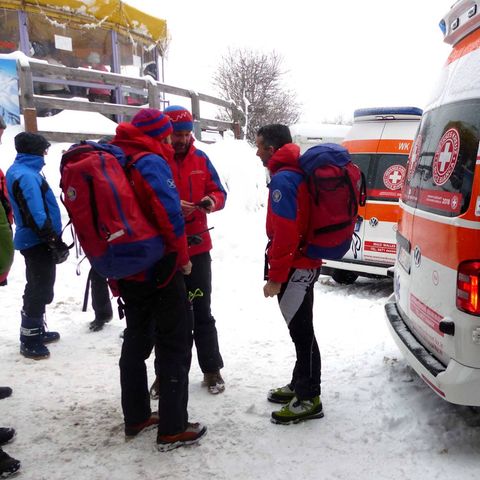 Rettungskräfte in Tirol beraten sich - Eine Lawine hat eine deutsche Mutter und ihre elfjährige Tochter getötet
