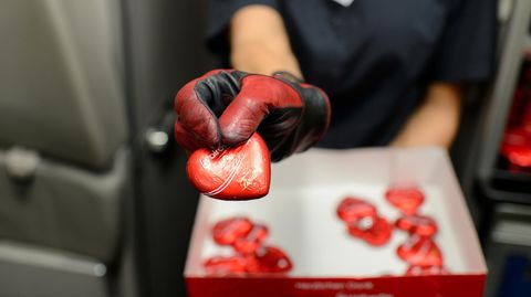 Air-Berlin-Flugbegleiterin gibt Schokoherzen aus