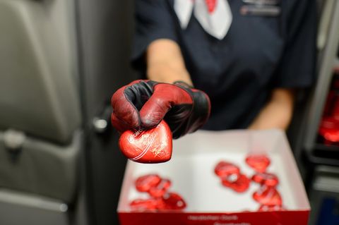 Air-Berlin-Flugbegleiterin gibt Schokoherzen aus