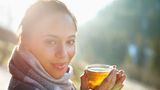 1 . Trinken Sie ausreichend!  Innerhalb eines Tages sollten Sie etwa 2–3 Liter Flüssigkeit trinken, am besten Wasser oder ungezuckerten Tee. Wenn Ihnen Wasser zu langweilig ist, aromatisieren Sie es mit Zitrone, Limette, frischen Früchten oder Beeren, Kräutern oder Ingwer.  Gerade im Sommer ist aromatisiertes Wasser supererfrischend und eine gesunde und kalorienarme Alternative zu Soft Drinks. Das Trinken von Säften, Limonaden und Alkohol sollten Sie so weit wie möglich einschränken.