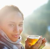 1 . Trinken Sie ausreichend!  Innerhalb eines Tages sollten Sie etwa 2–3 Liter Flüssigkeit trinken, am besten Wasser oder ungezuckerten Tee. Wenn Ihnen Wasser zu langweilig ist, aromatisieren Sie es mit Zitrone, Limette, frischen Früchten oder Beeren, Kräutern oder Ingwer.  Gerade im Sommer ist aromatisiertes Wasser supererfrischend und eine gesunde und kalorienarme Alternative zu Soft Drinks. Das Trinken von Säften, Limonaden und Alkohol sollten Sie so weit wie möglich einschränken.