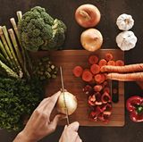 2 . Essen Sie Gemüse!  Mit Gemüse können Sie nie etwas falsch machen! Bei geringem Kaloriengehalt hat es eine hohe Nährstoffdichte und ist damit die optimale Basis der Low-Carb-Ernährung. Wenn Sie sich an die stärkearmen Sorten halten, dürfen Sie ohne schlechtes Gewissen zugreifen. Auch eine erfrischende Suppe aus reichlich Gemüse kann Ihnen helfen, auf drei Portionen Gemüse am Tag zu kommen.