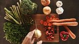 2 . Essen Sie Gemüse!  Mit Gemüse können Sie nie etwas falsch machen! Bei geringem Kaloriengehalt hat es eine hohe Nährstoffdichte und ist damit die optimale Basis der Low-Carb-Ernährung. Wenn Sie sich an die stärkearmen Sorten halten, dürfen Sie ohne schlechtes Gewissen zugreifen. Auch eine erfrischende Suppe aus reichlich Gemüse kann Ihnen helfen, auf drei Portionen Gemüse am Tag zu kommen.